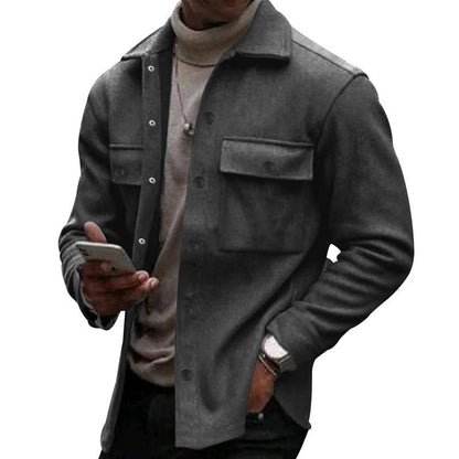 Eine praktische und moderne Utility-Jacke mit verschiedenen Taschen und Accessoires, die für den Alltag geeignet sind. Die Jacke ist aus robustem Material gefertigt und bietet viel Platz für alle wichtigen Dinge.