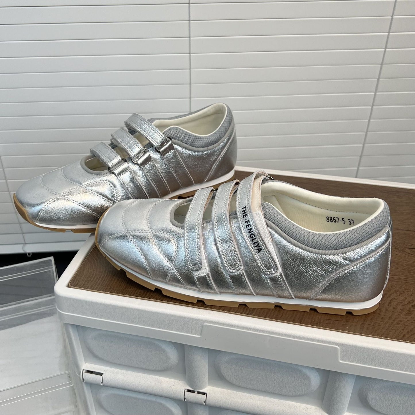 Damen Sneaker Sportlich Glänzend Mit Klettverschluss - BerlinGlamour