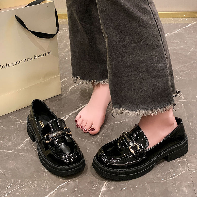 Damen Mokassins Lackleder mit Ketten Dekoration Modern