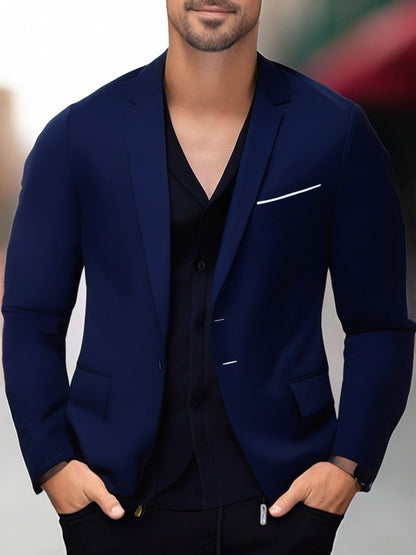 Ein eleganter und stilvoller Blazer mit farblich abgesetztem Revers Berlin-Glamour.