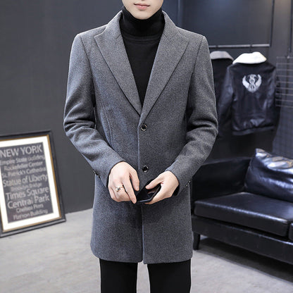 Ein eleganter Wollmantel mit modernem Schnitt und praktischen Taschen BerlinGlamour wäre eine großartige Ergänzung für jeden, der nach Stil und Eleganz sucht.