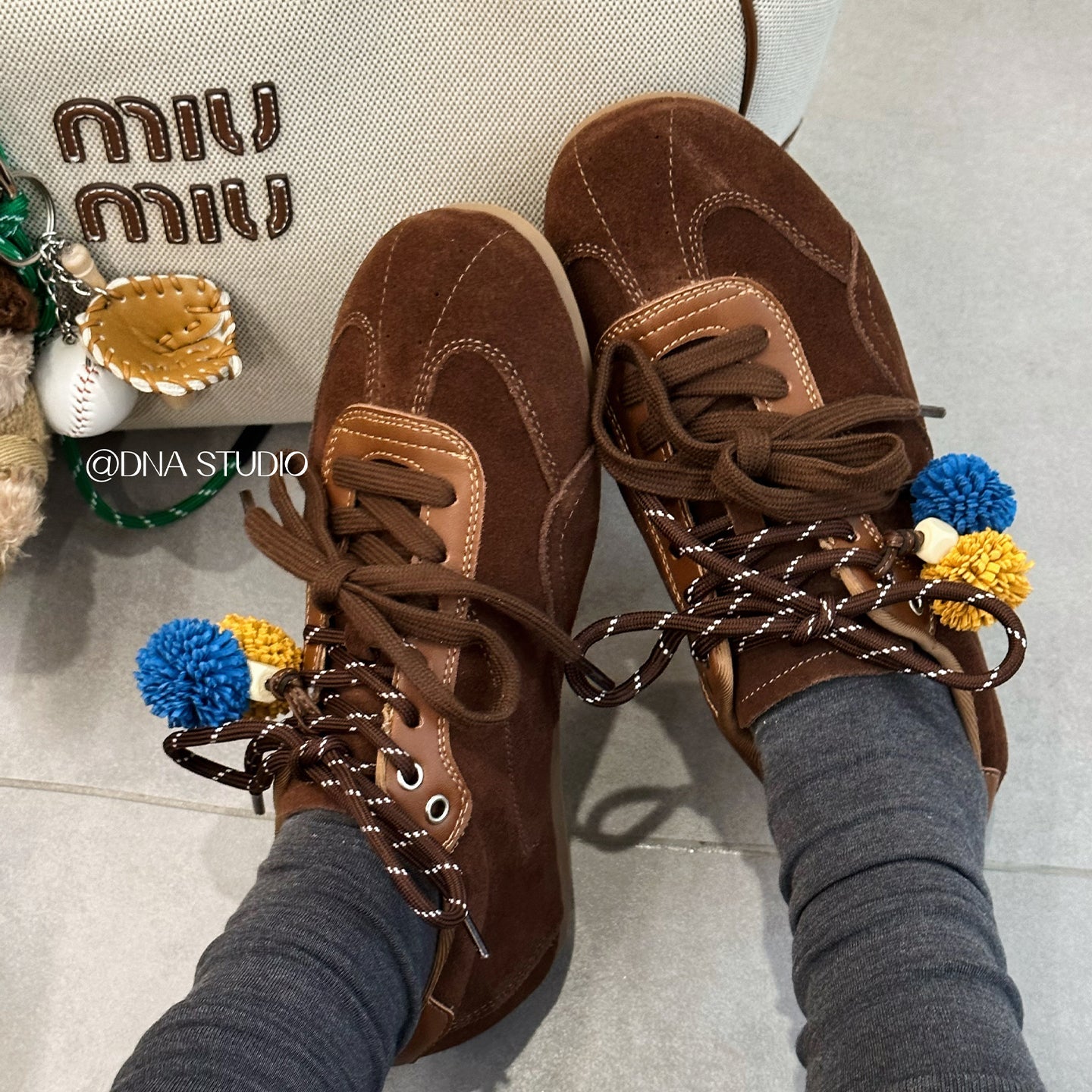 Damen Sneaker Sportlich mit Pompons Flexibles Schnürsystem