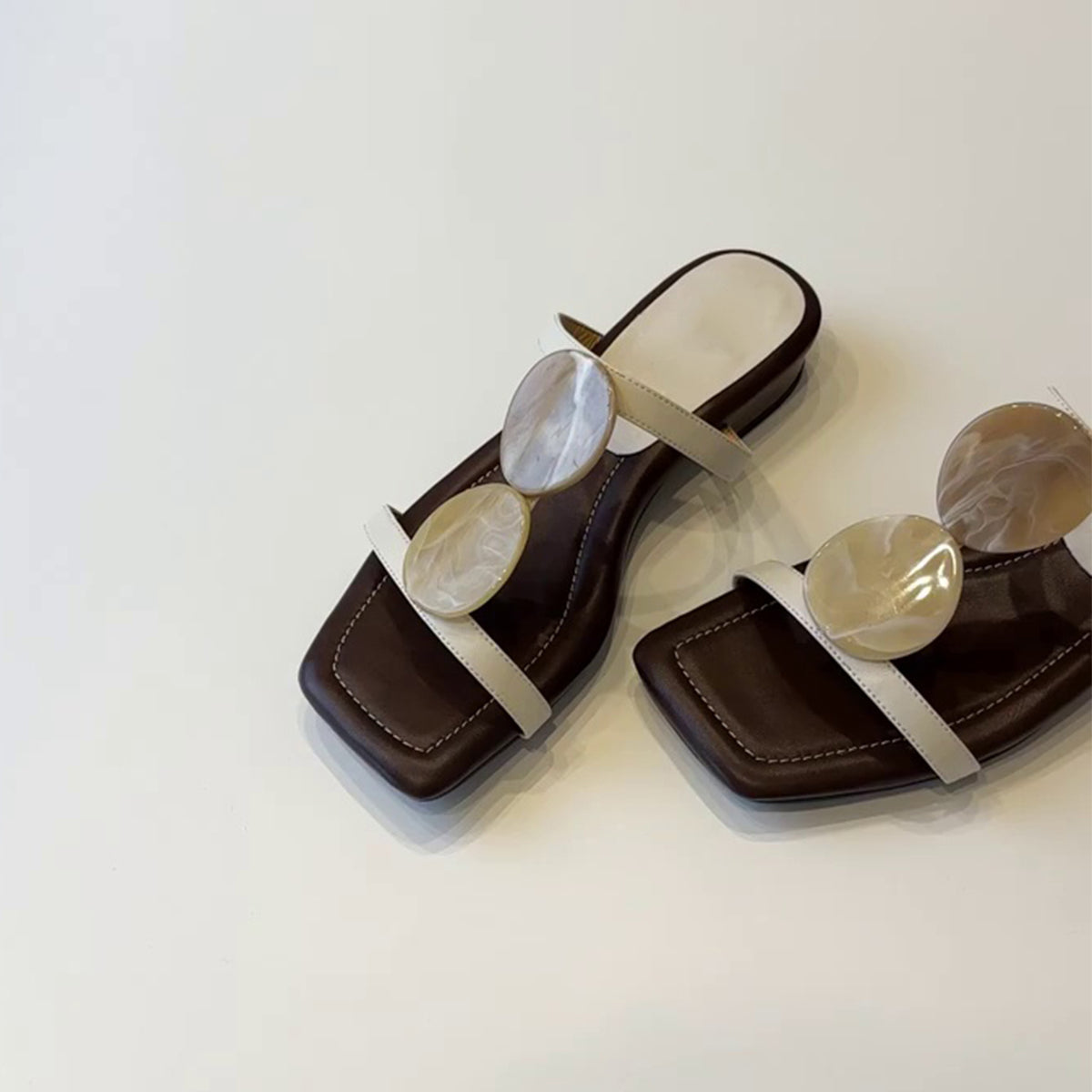 Damen Flip Flops Elegant mit Perlen Dekoration - BerlinGlamour