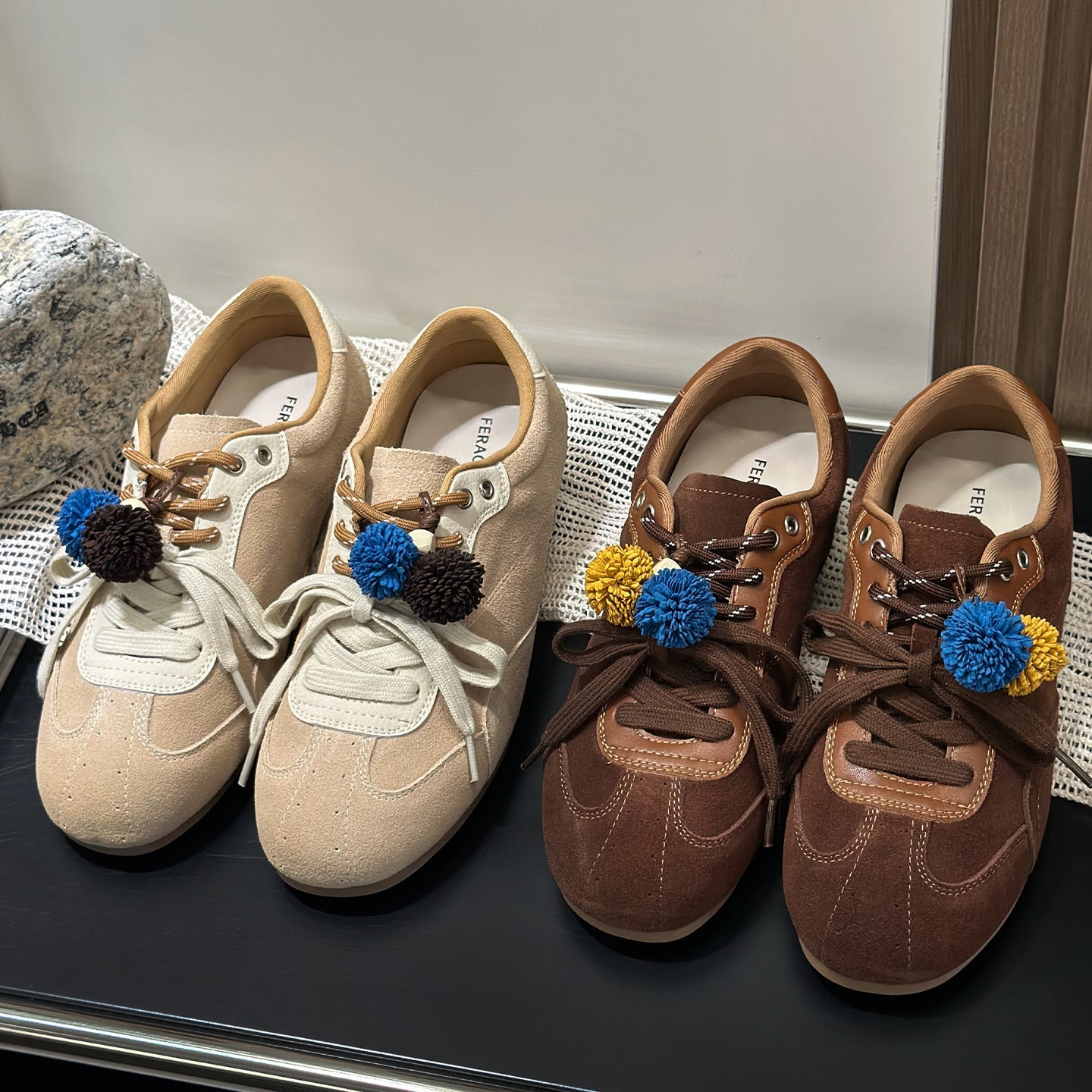 Damen Sneaker Sportlich mit Pompons Flexibles Schnürsystem - BerlinGlamour