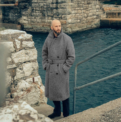Herren Wollmantel mit schickem Fischgrätmuster BerlinGlamour ist ein stylisher und moderner Schmuckkasten, der für den städtischen Alltag geeignet ist. Mit seinem sch