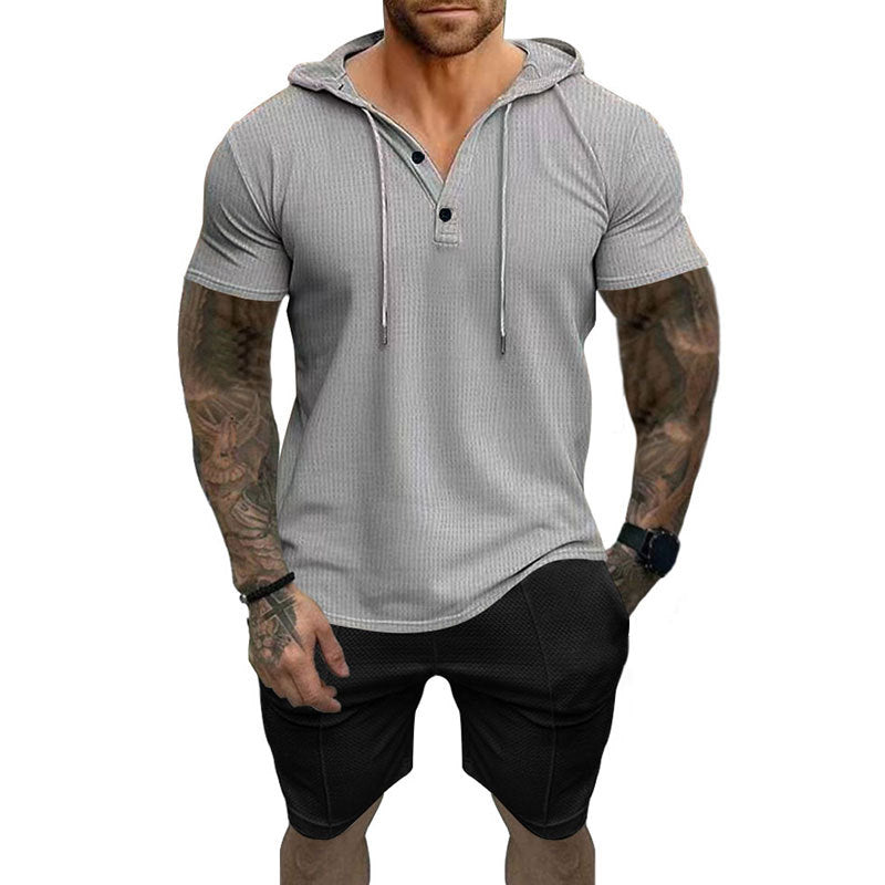 Herren Sport-Outfit Kurzarm Henley mit Kapuze und Shorts