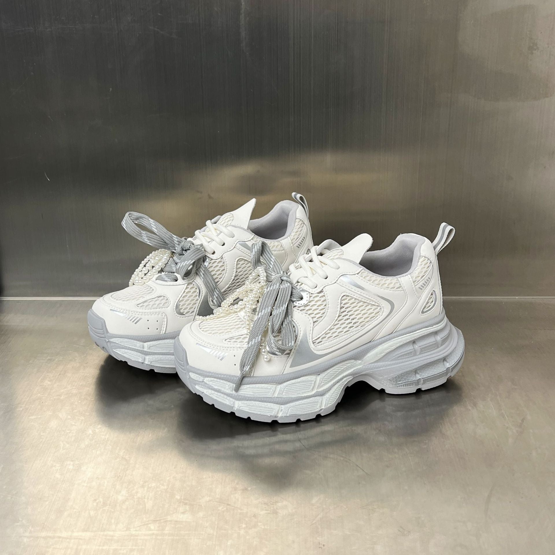 Damen Sneaker Sportlich Atmungsaktiv mit Perlen Detail - BerlinGlamour