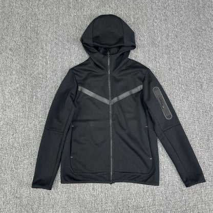 Herren Fleecejacke Sportlich mit Kapuze und Reißverschlusstaschen - BerlinGlamour