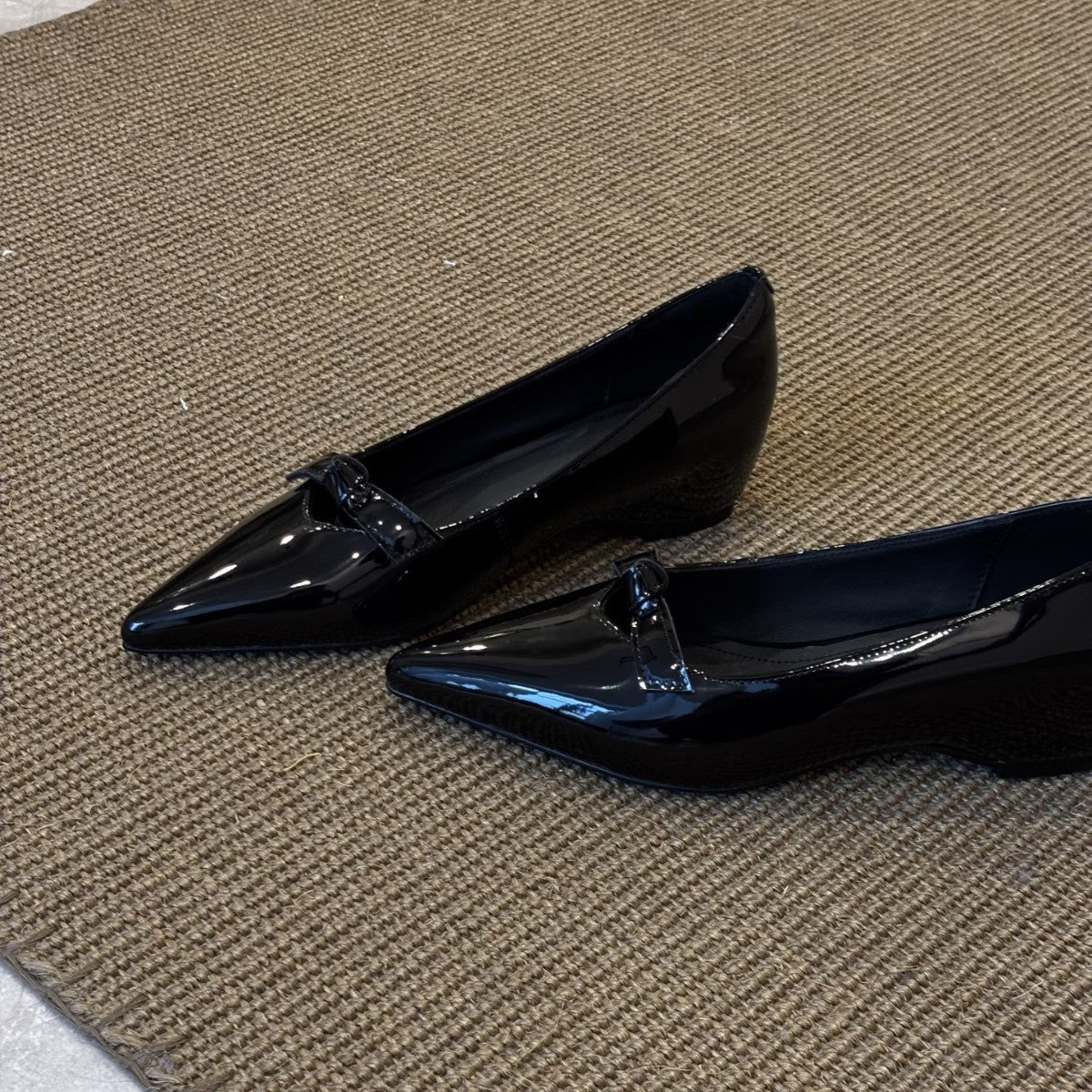 Damen Lack-Schuhe Elegante Schleife Schwarz - BerlinGlamour
