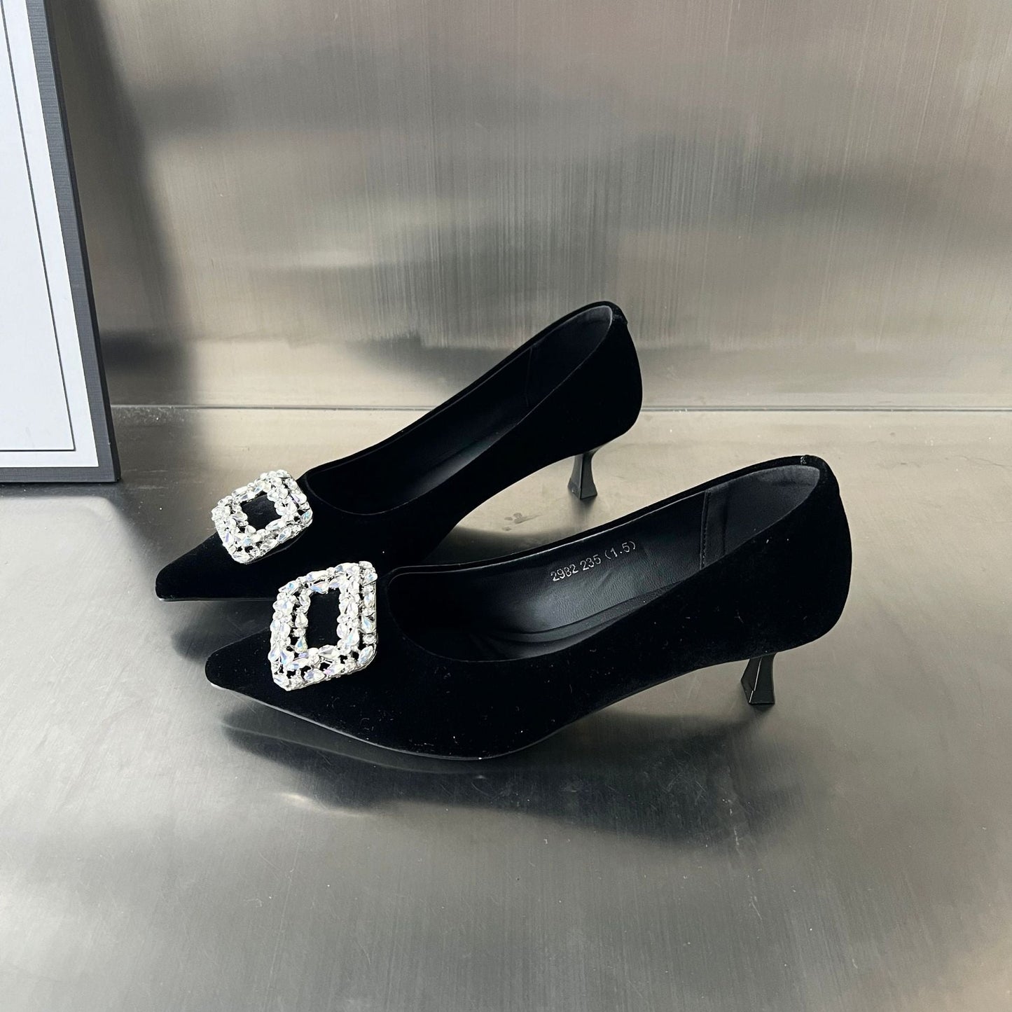 Damen Pumps mit Schmuck Spitze Elegant - BerlinGlamour