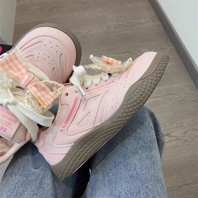 Damen Sneaker Freizeitschuhe Modisch mit Applikationen - BerlinGlamour