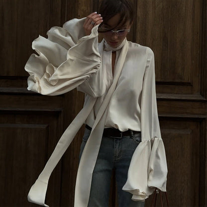 Elegante Damenbluse mit Puffärmeln und Gürtel