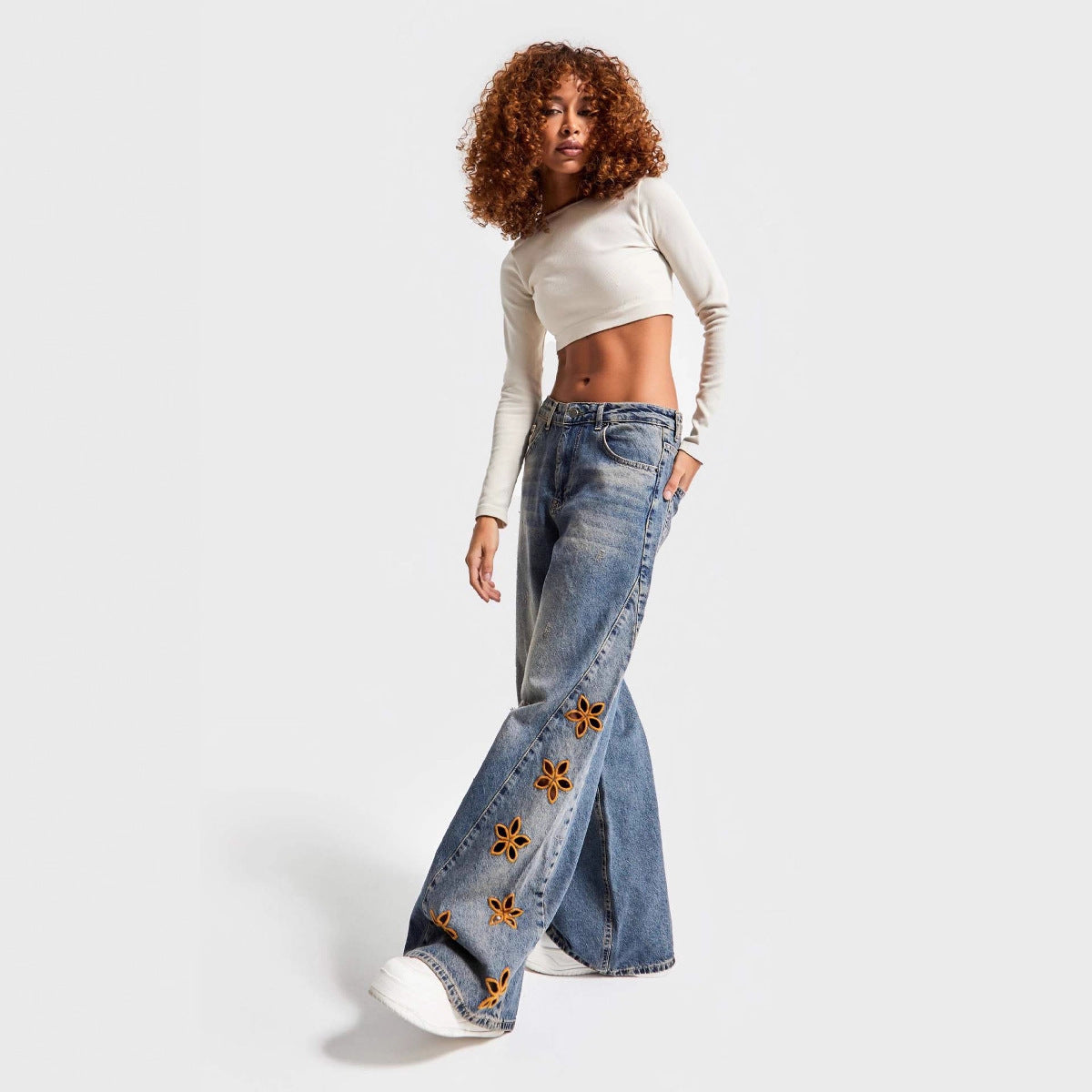 Damen Jeans Weite Bein mit Blumen Stickerei - BerlinGlamour