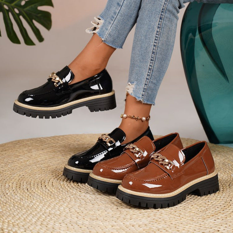 Damen Slipper Glänzend Komfortabel mit Kettenakzent - BerlinGlamour