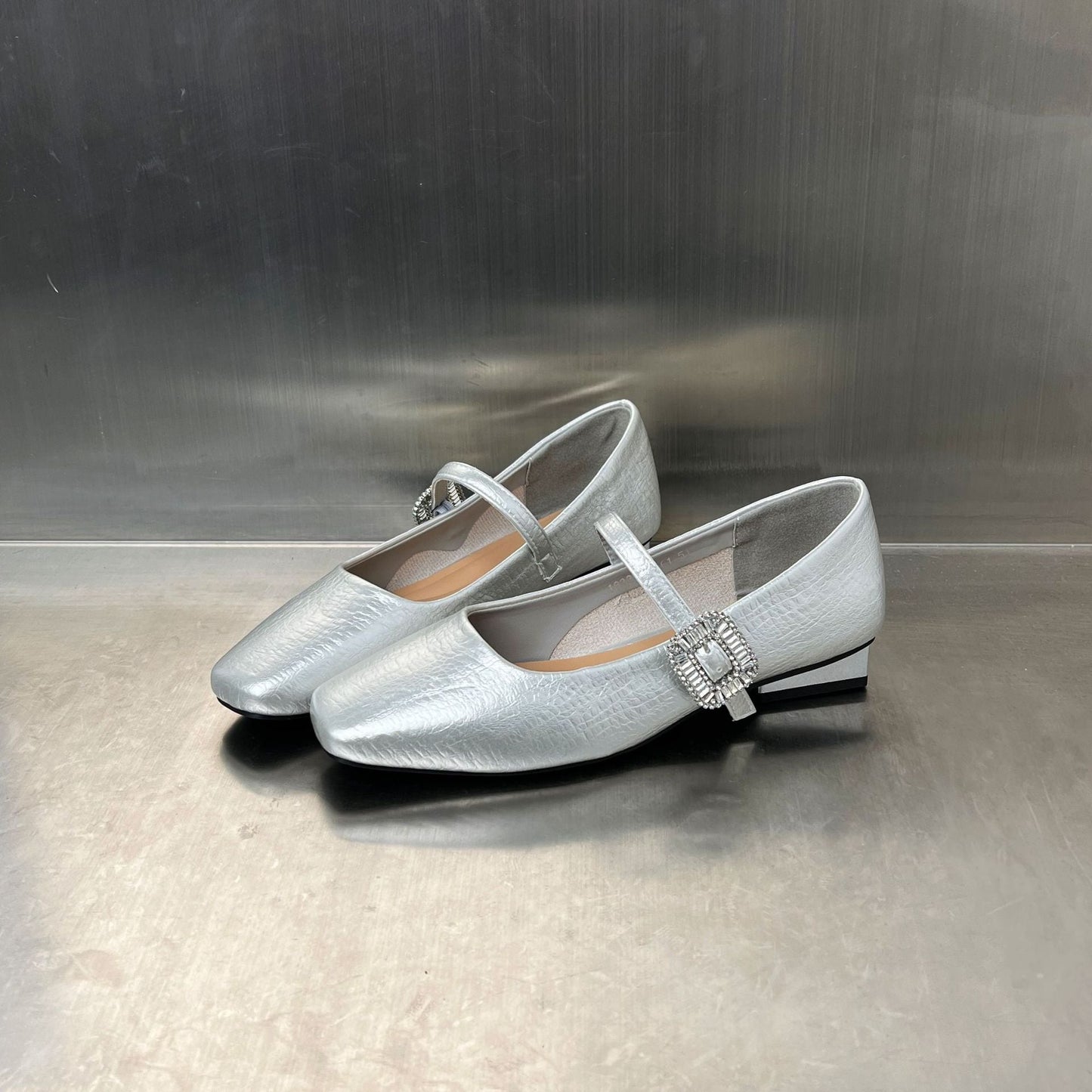 Damen Ballerinas Elegant mit Schmuckdetail und Riemen