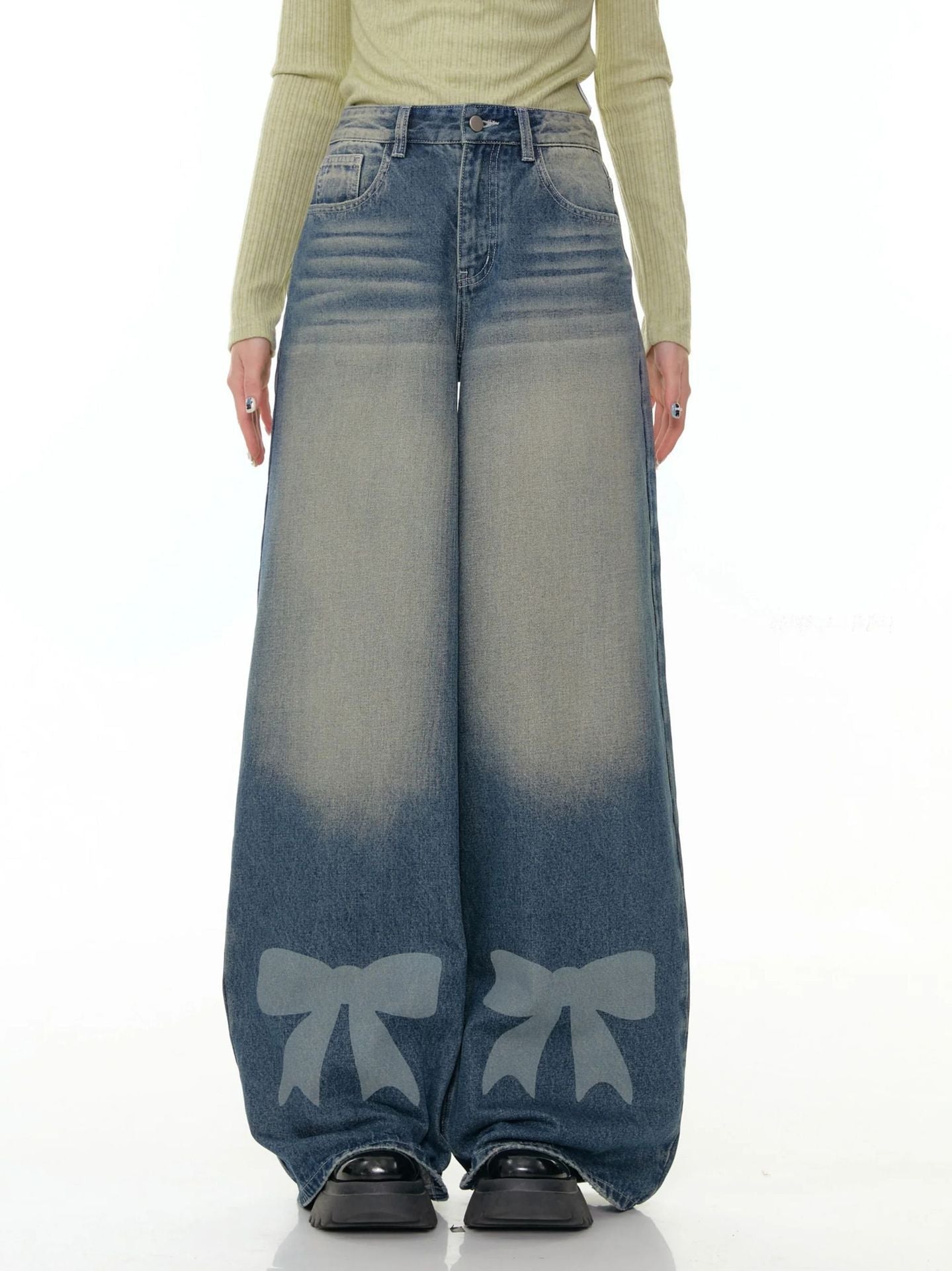 Weite Damen Jeans mit Dekoration und Schleifen details