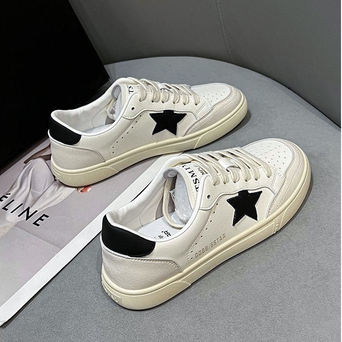 Damen Sneaker mit Sternen Applikationen und atmungsaktiver Sohle - BerlinGlamour