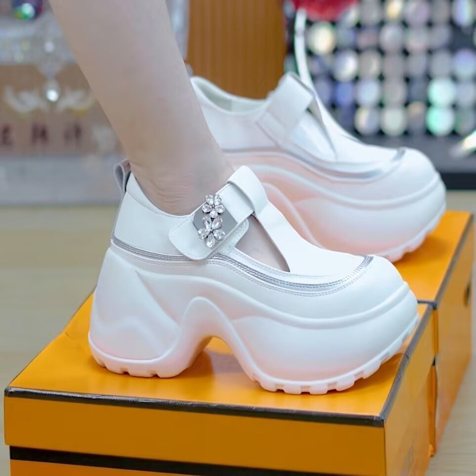 Damen Plattformsandalen Hoch mit Verstellbarem Riemen Blüten Dekor - BerlinGlamour