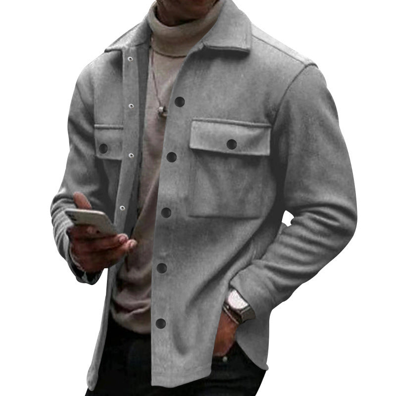Eine praktische und moderne Utility-Jacke mit verschiedenen Taschen und Accessoires, die für den Alltag geeignet sind. Die Jacke ist aus robustem Material gefertigt und bietet viel Platz für alle wichtigen Dinge.