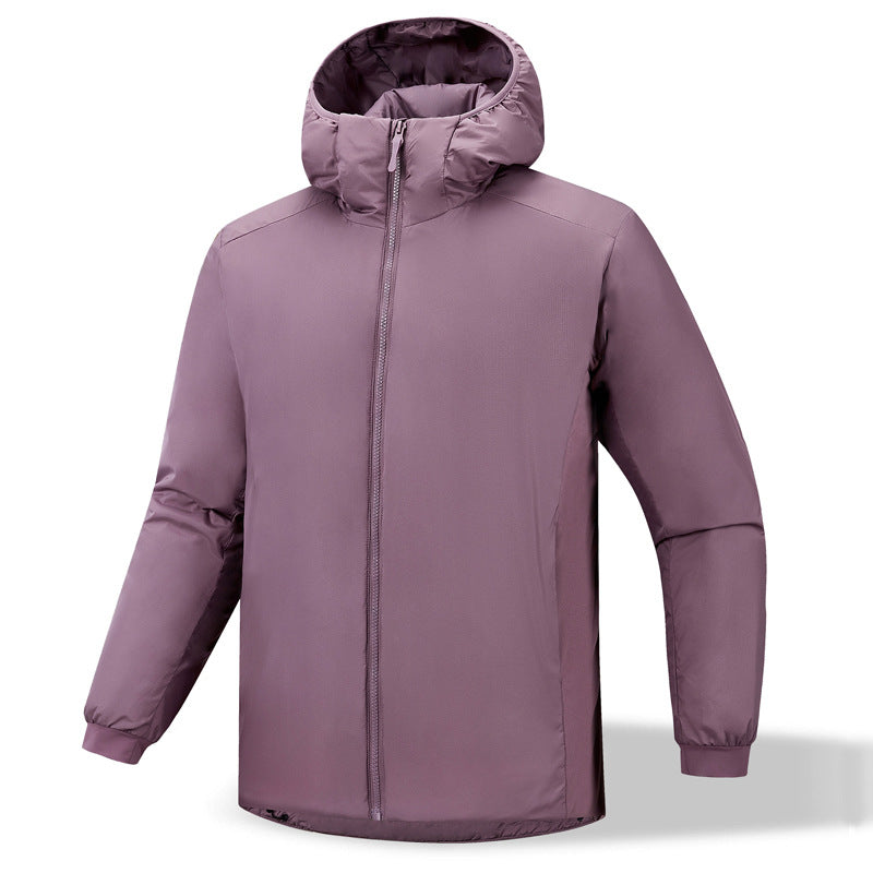 Moderne Berliner Übergangsjacke mit anpassbarer Kapuze und elastischen Ärmelbündchen.