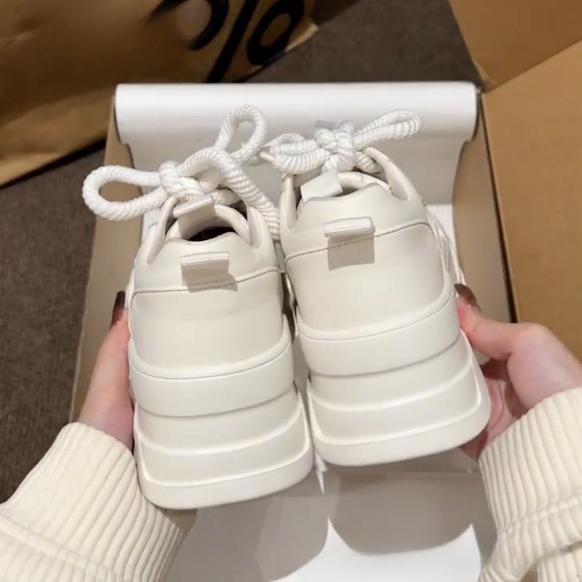 Damen Sneaker Hoch modisch mit dicker Sohle und elastischen Schnürsenkeln