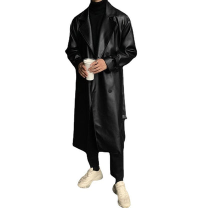 Moderne Longtrenchcoat mit elegantem Design und hochwertigem Material. Perfekt für den modebewussten Herren, der einzigartige und stilvolle Erscheinung sucht.