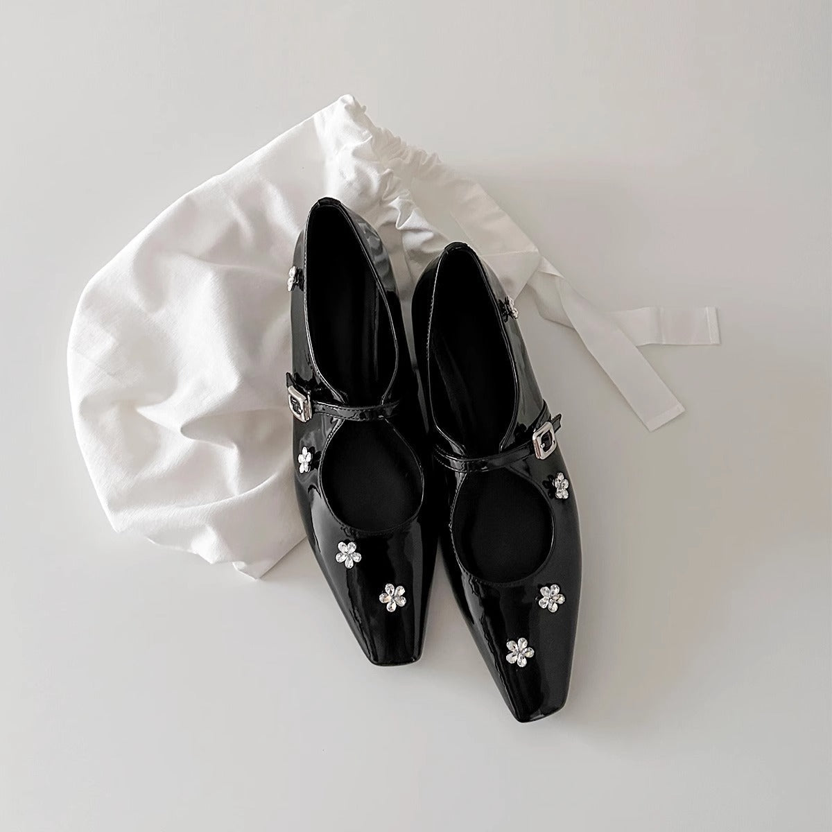 Damen Slingback Ballerinas Schuhe mit Blumen Applikationen und Komfortabsatz - BerlinGlamour
