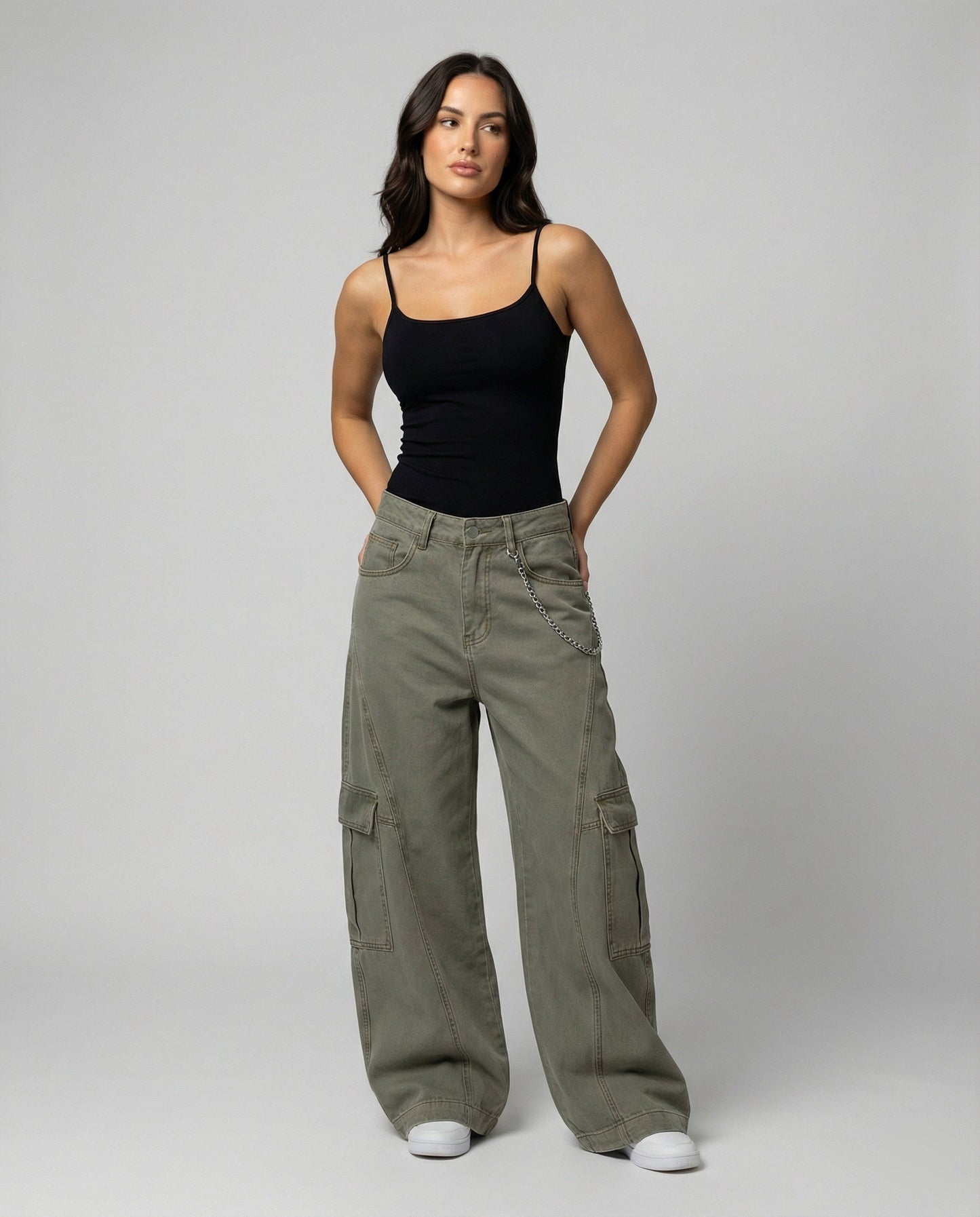 Weite Damen Cargo-Hose mit niedrigem Bund und großen Taschen