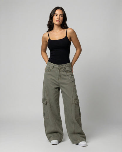 Weite Damen Cargo-Hose mit niedrigem Bund und großen Taschen