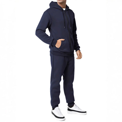 Ein modernes Sportliches Komplett-Set mit Kapuzenjacke und Jogginghose, das für den anspruchsvollen Herren konzipiert ist.