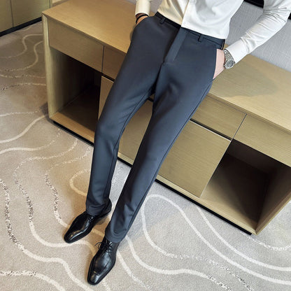 Moderne Stretch-Hosen-Anzughose aus leichtem Material mit seitlichen Taschen, die für den modernen Mann geeignet sind. Diese Hose ist besonders bequem, komfortabel und bietet viel Bewegungsfreiheit.