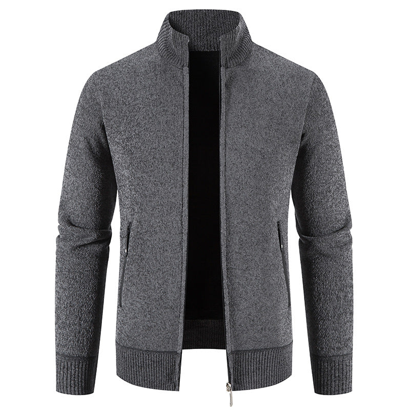 Elegante Strickjacke mit hohem Kragen und praktischen Reißverschlusstaschen BerlinGlamour.