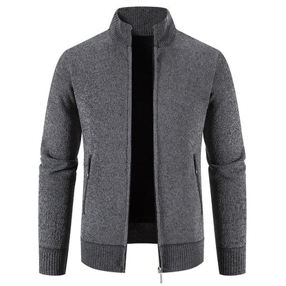 Elegante Strickjacke mit hohem Kragen und praktischen Reißverschlusstaschen BerlinGlamour.