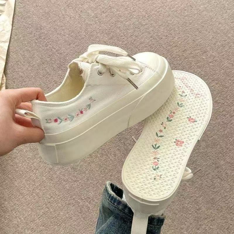 Damen Sneaker Plateau mit Blumen Applikationen atmungsaktiv - BerlinGlamour