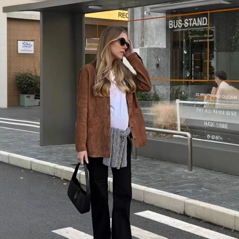 Damen-Wildlederjacke mit Praktischen Aufgesetzten Taschen und Elegantem Schnitt Berlin-Glamour.