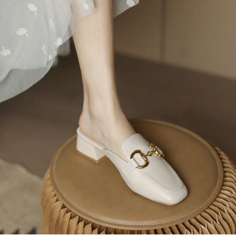 Damen Mules mit Blockabsatz Goldene Akzente Elegante Schuhe