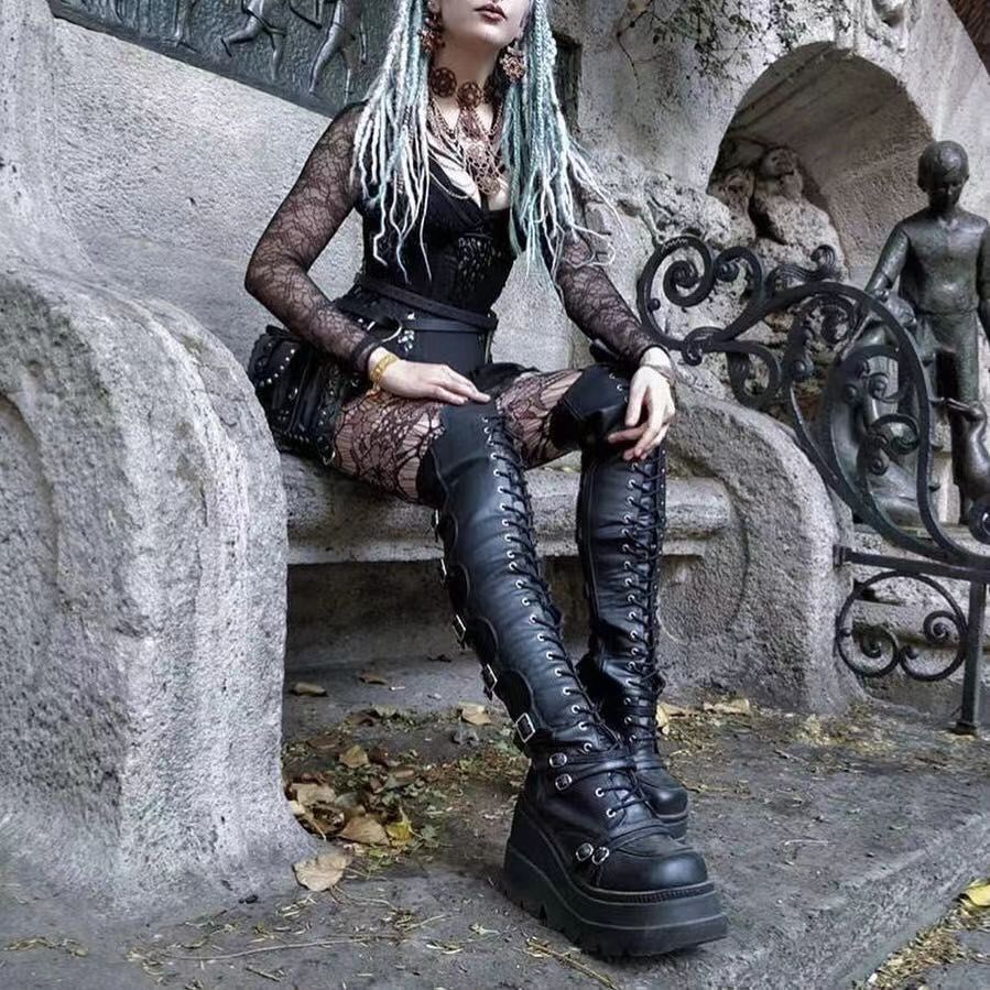 Damen Stiefel Überknie Schnallen Detail Plateau - BerlinGlamour