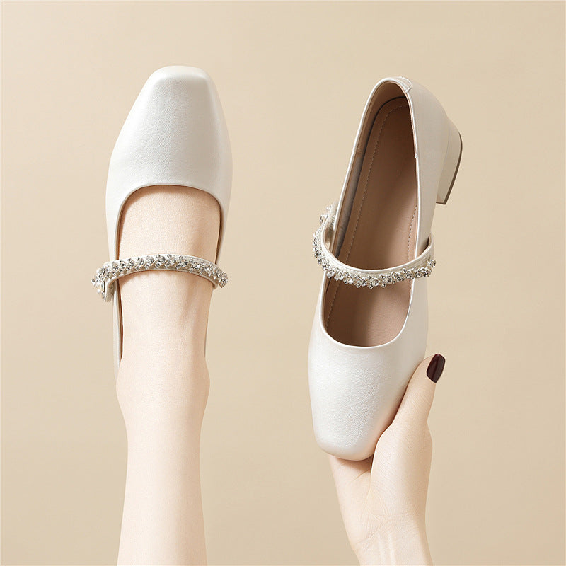 Damen Pumps Elegant mit Riemen und Schmuck Details