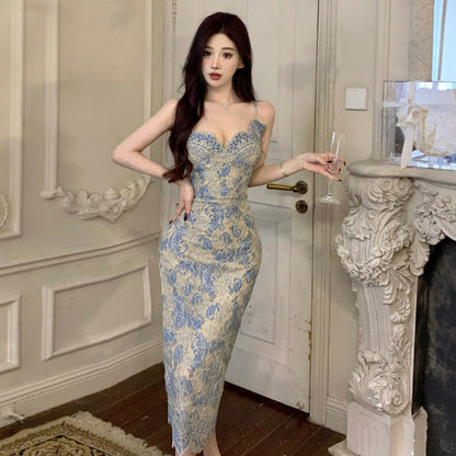 BerlinGlamour: Elegantes Trägerkleid mit V-Ausschnitt