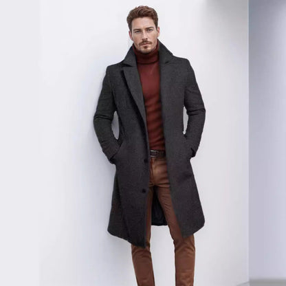 Für einen Online-Shop benötigen Sie einen eleganten Wollemantel mit klassischem Revers und praktischen Taschen. Der perfekte Titel wäre Eleganter Wollemantel mit klassischem Revers und praktischen