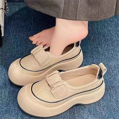 Damen Slipper mit dicker Sohle und Klettverschluss Komfortabel - BerlinGlamour
