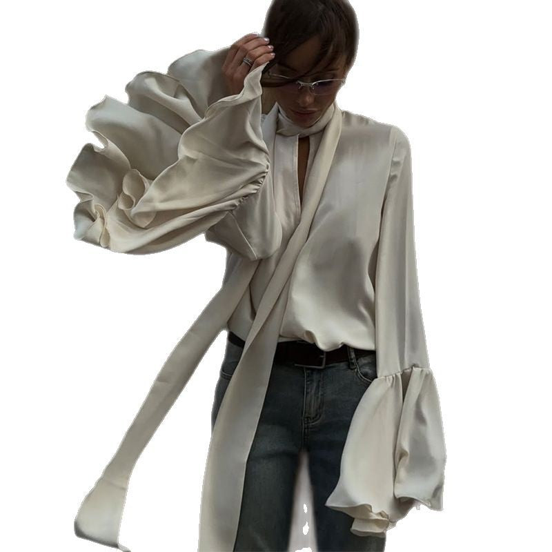 Elegante Damenbluse mit Puffärmeln und Gürtel