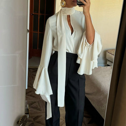 Elegante Damenbluse mit Puffärmeln und Gürtel