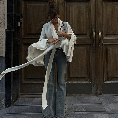 Elegante Damenbluse mit Puffärmeln und Gürtel