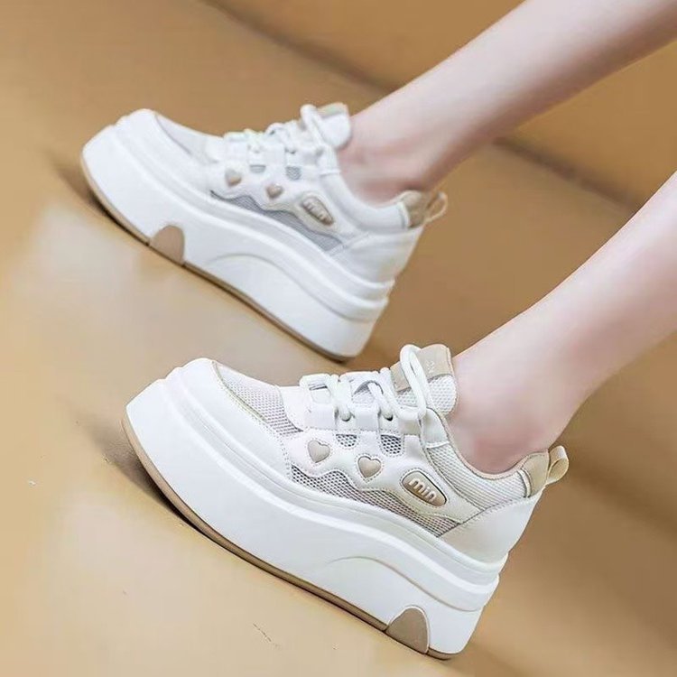 Damen Sneaker Plateau Modell mit Herzmuster Atmungsaktiv