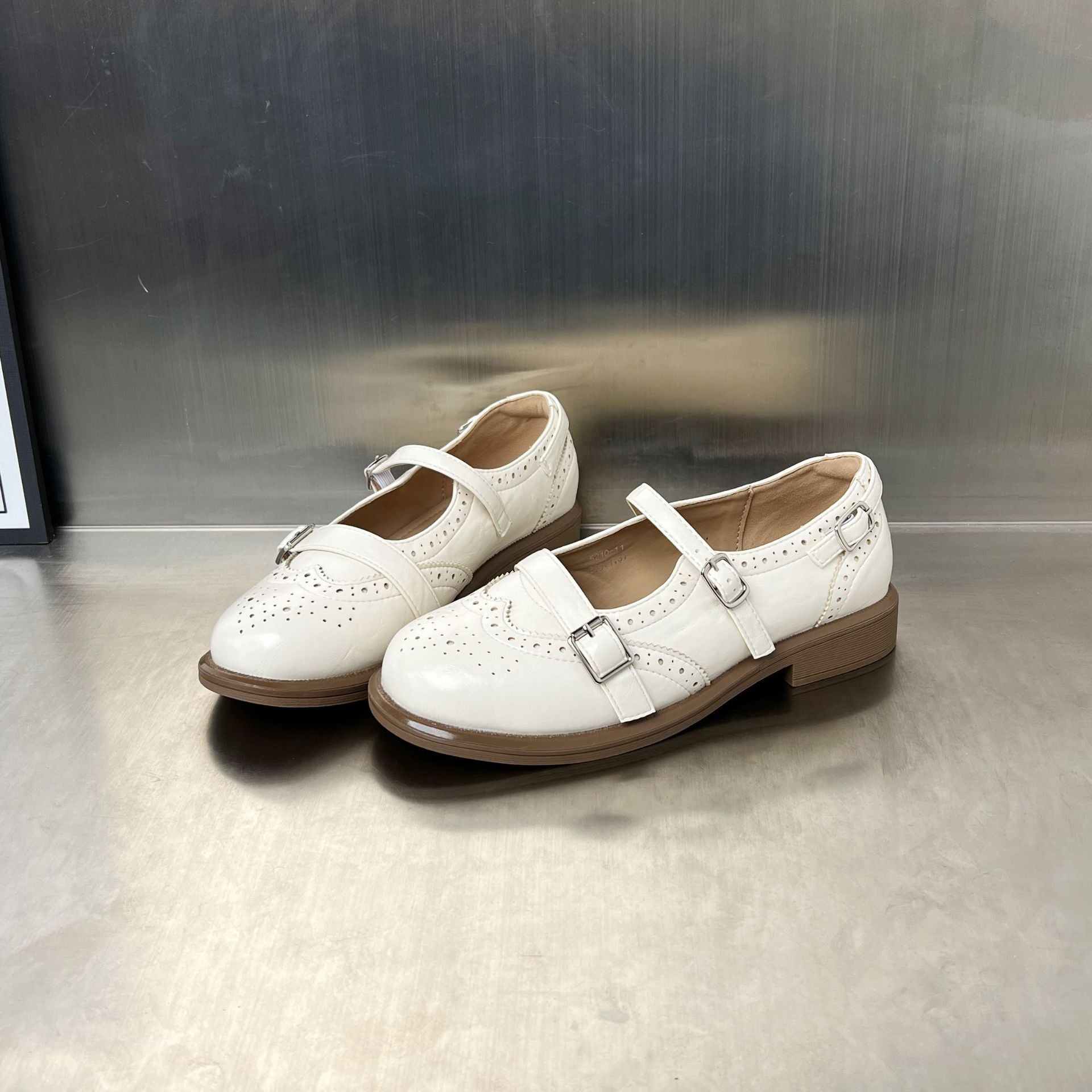 Elegante Damen Ballerinas mit Riemen und Lochmuster - BerlinGlamour