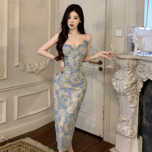 BerlinGlamour: Elegantes Trägerkleid mit V-Ausschnitt