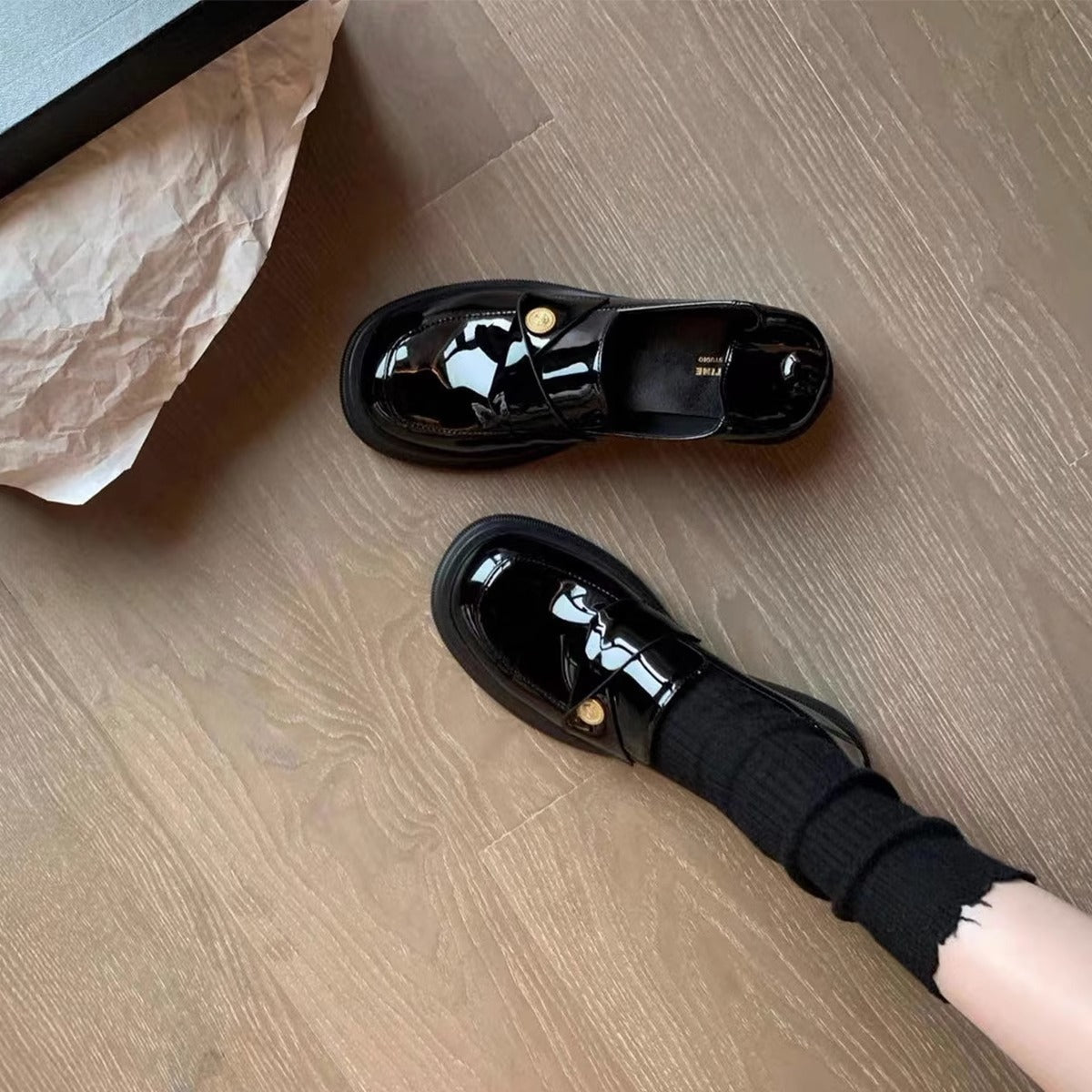 Damen Ballerinas Elegantes Lackleder mit Riemchen und Knöpfen