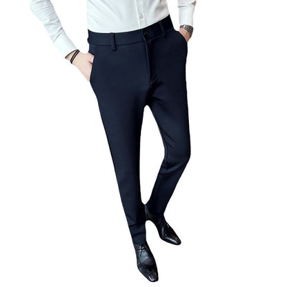 Moderne Stretch-Hosen-Anzughose aus leichtem Material mit seitlichen Taschen, die für den modernen Mann geeignet sind. Diese Hose ist besonders bequem, komfortabel und bietet viel Bewegungsfreiheit.