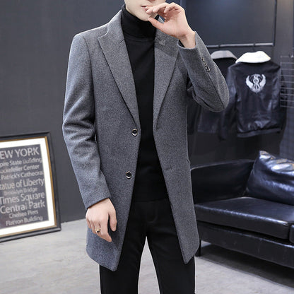 Ein eleganter Wollmantel mit modernem Schnitt und praktischen Taschen BerlinGlamour wäre eine großartige Ergänzung für jeden, der nach Stil und Eleganz sucht.